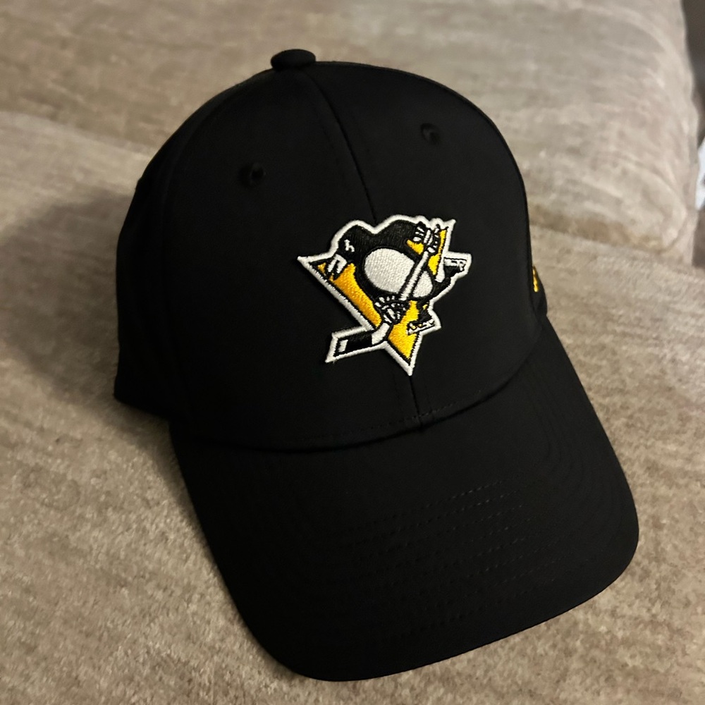 Penguins fitted hat